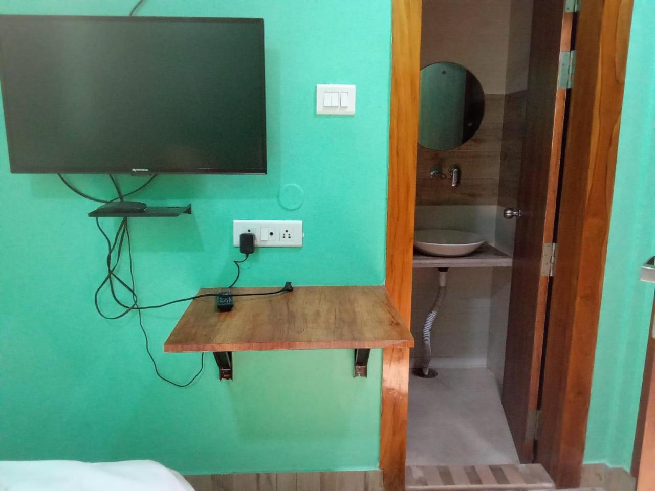 Serenity Inn And Grill Guwahati Buitenkant foto