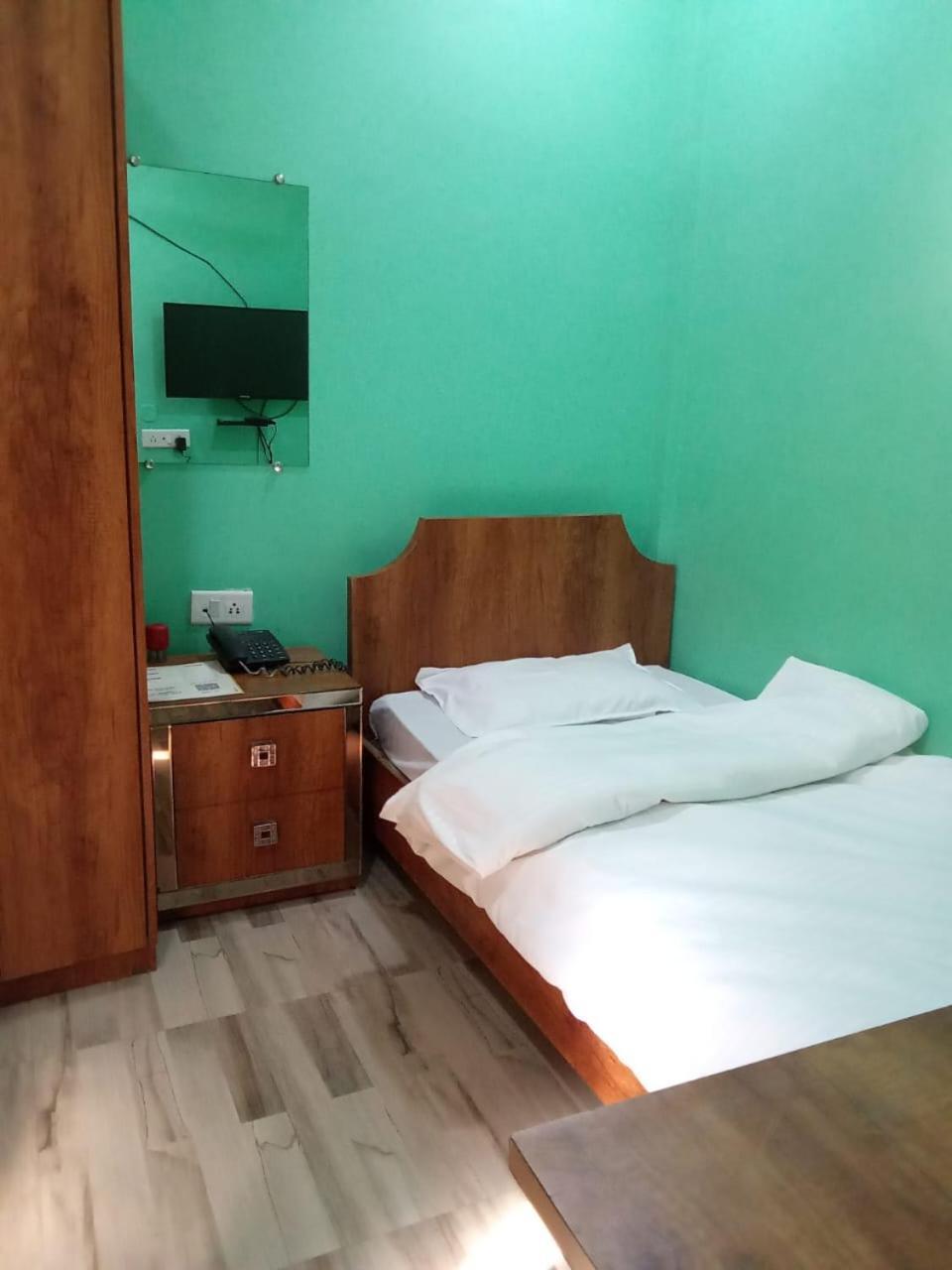 Serenity Inn And Grill Guwahati Buitenkant foto